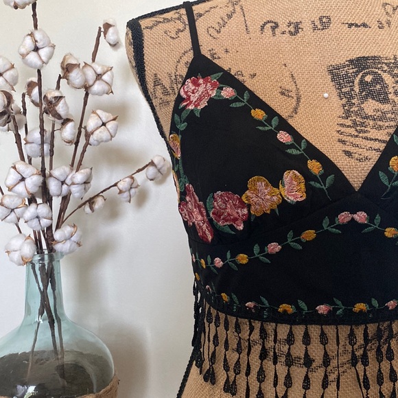 🚨[SOLD] Floral Embroidered Boho Top - Picture 4 of 6